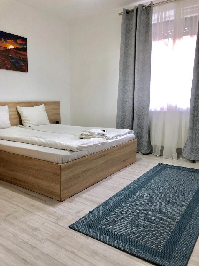 City Break Maya Apartment Орадя Экстерьер фото