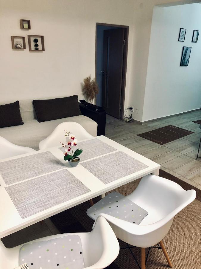 City Break Maya Apartment Орадя Экстерьер фото